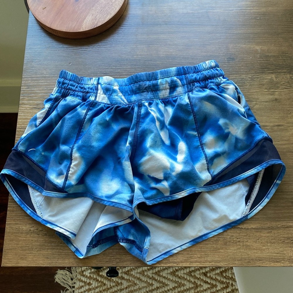 Lululemon hotty hot size 4; 2.5 inch